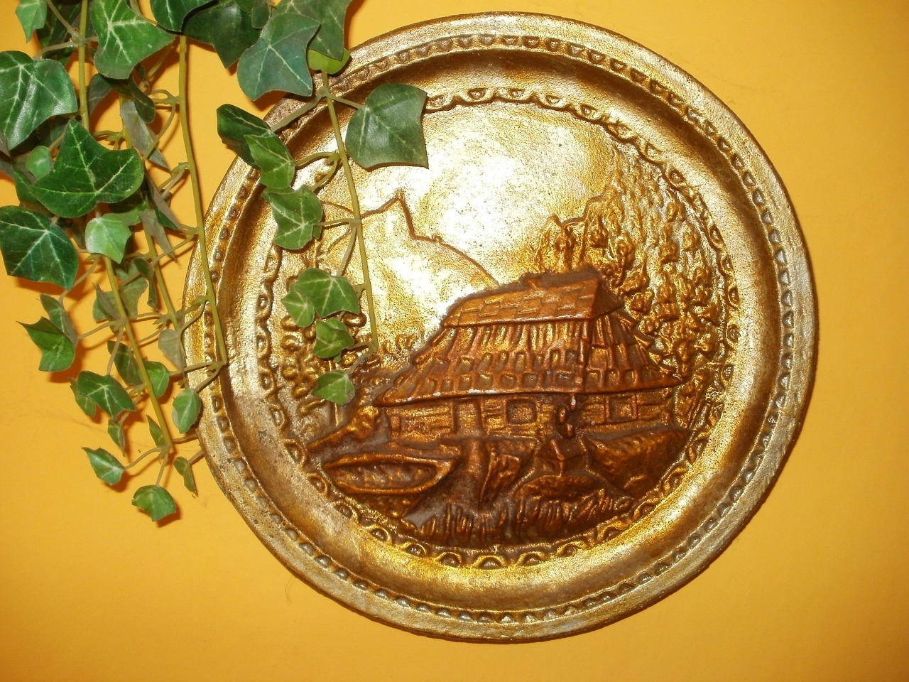 plate, decorative, gold-315551.jpg